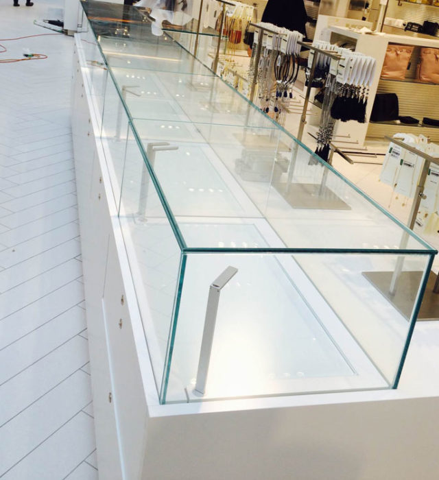 verre_colle_magasin_002-640x700 Fenêtre commerciale et résidentielle sur mesure à l’Assomption, dans Lanaudière - Vitrerie Suprême (Porte et fenêtre à l'Assomption)